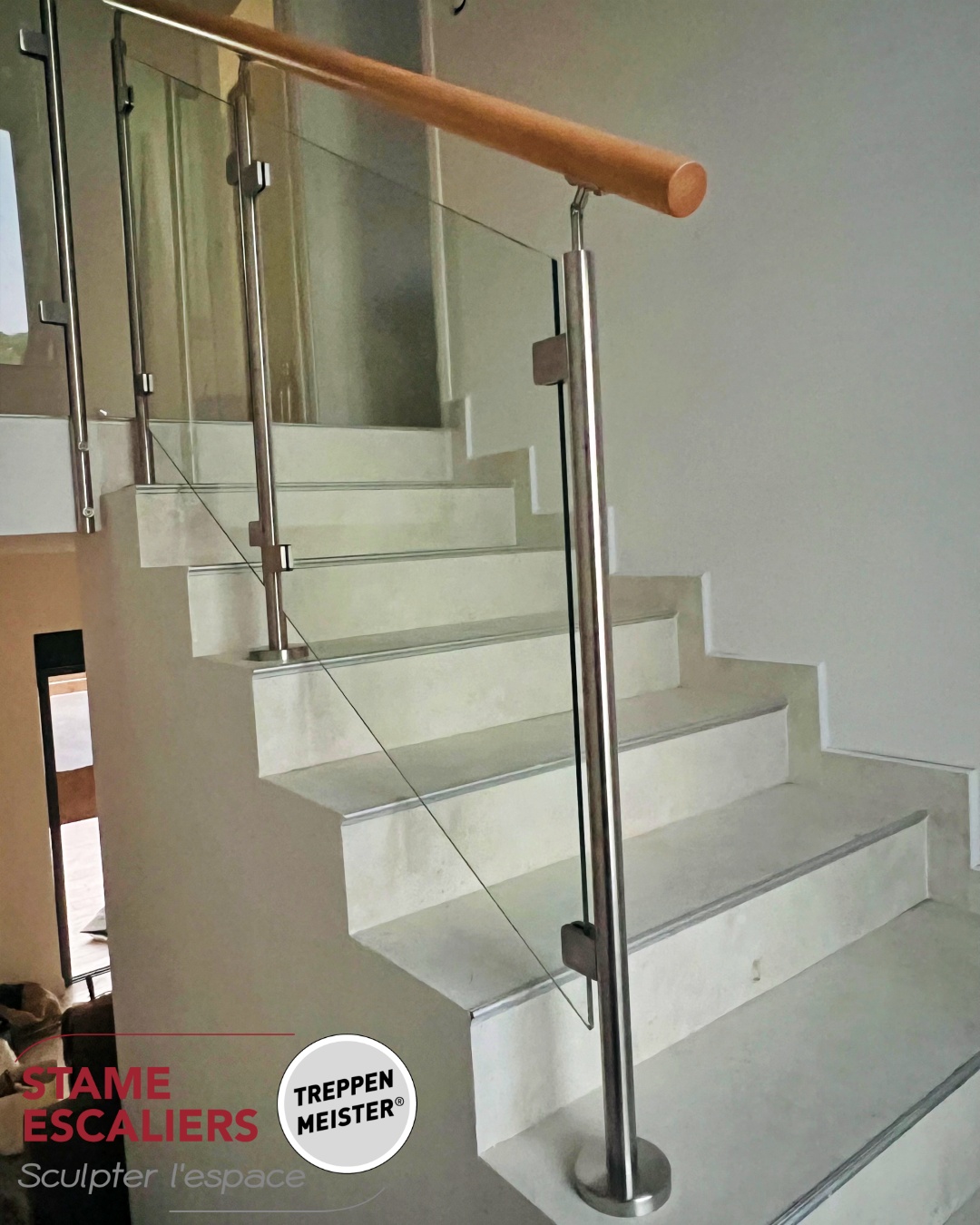 EPURA garde-corps rampant sur escalier béton