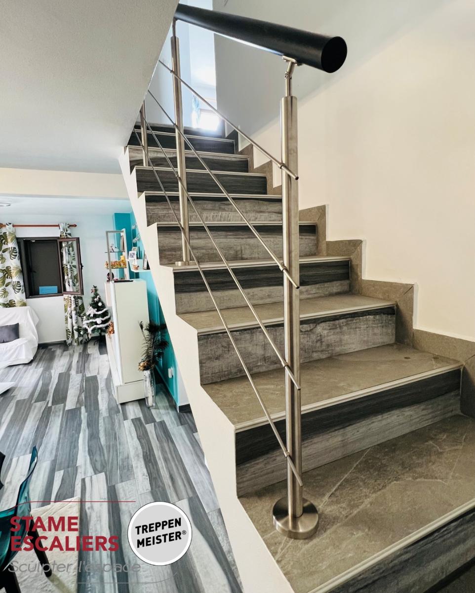 EPURA garde-corps rampant sur escalier béton