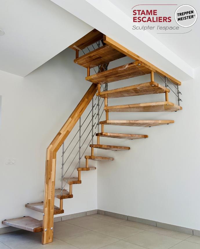 escalier HABITAT un quart tournant entretoises bois