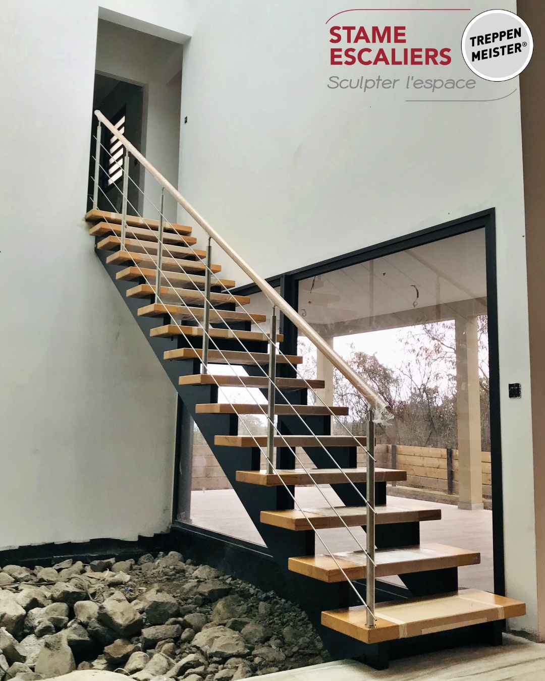 escalier à limon central, poutre en bois et sur-mesure