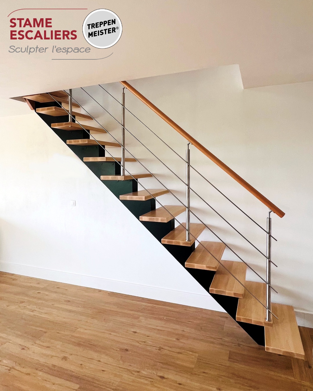 escalier à limon central, poutre en bois et sur-mesure