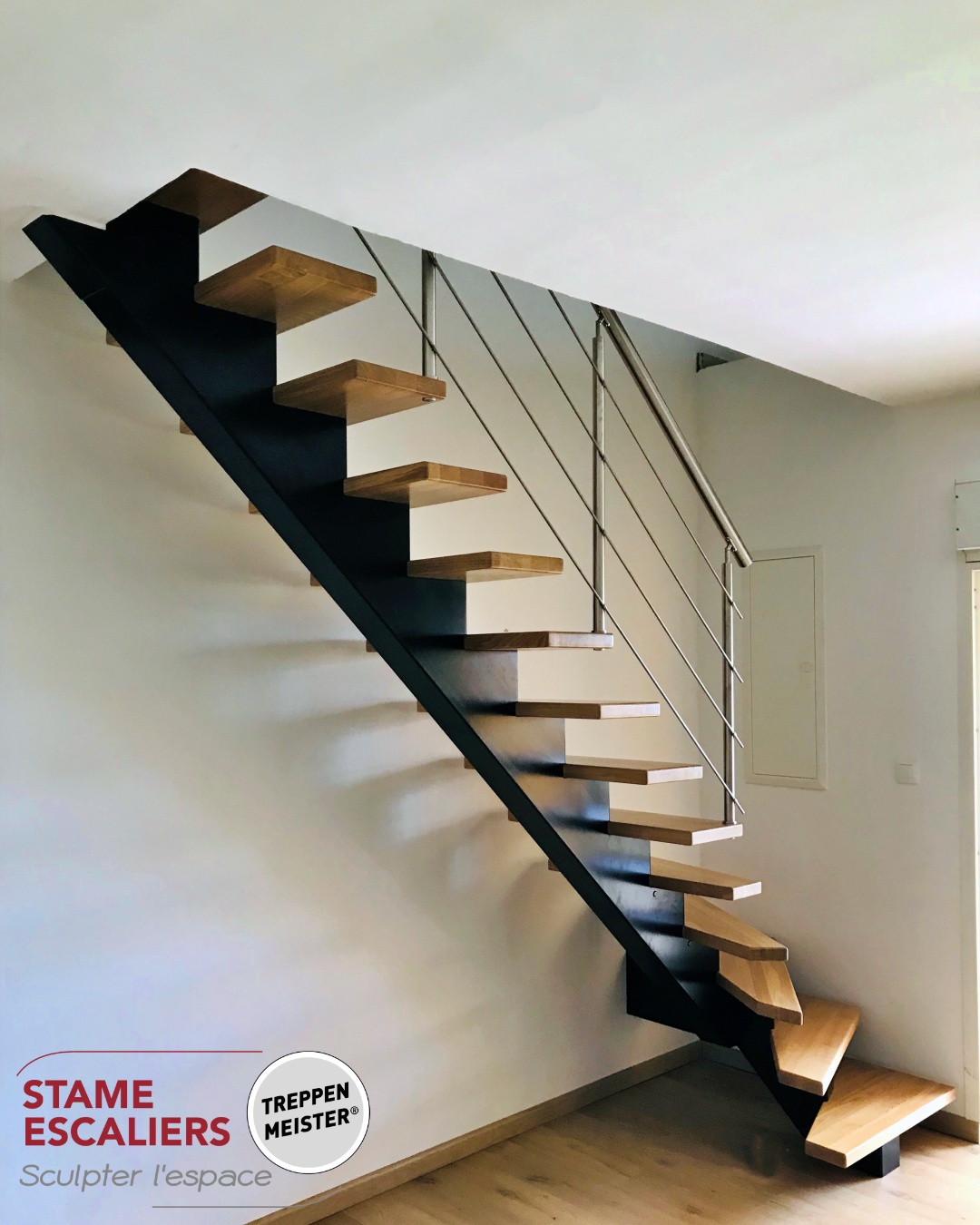 escalier à limon central, poutre en bois et sur-mesure