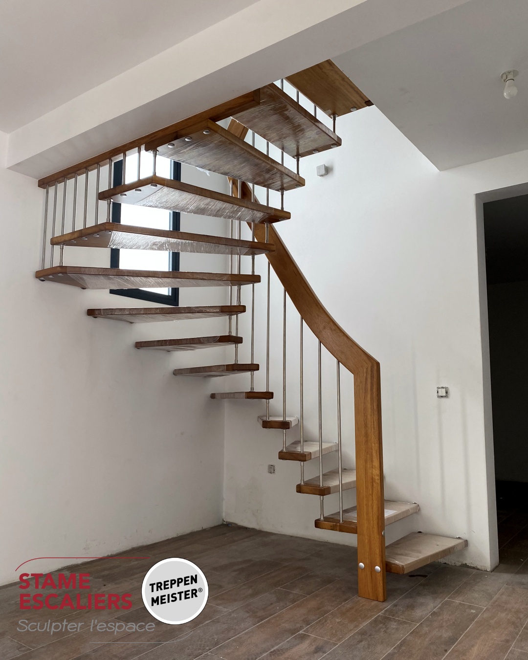 escalier suspendu en bois sur-mesure VIVA