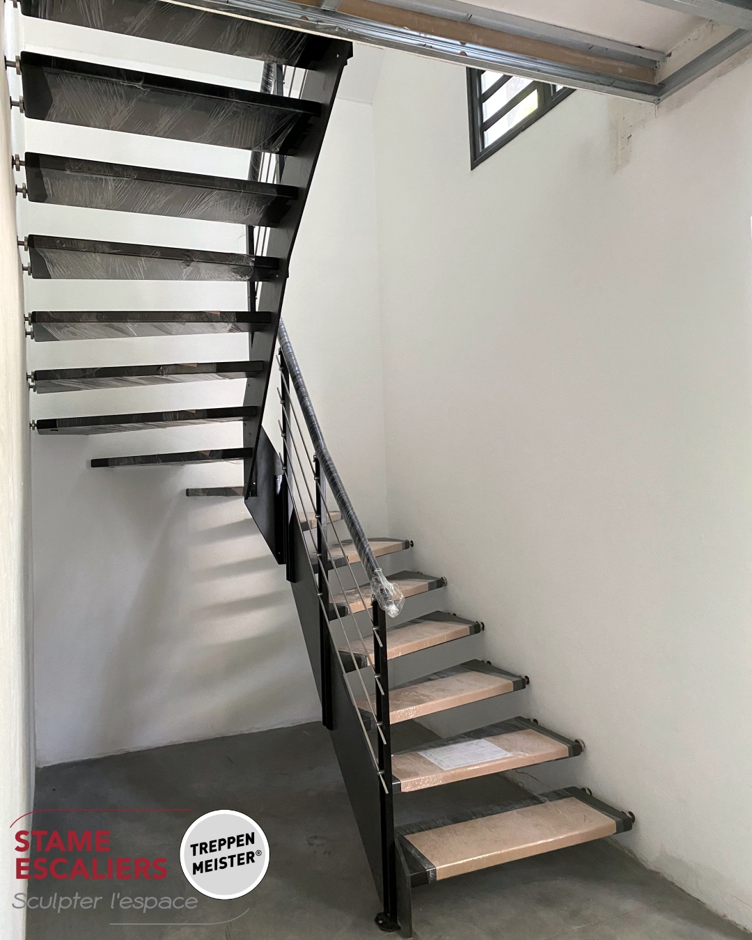 escalier suspendu bois sur-mesure LOFT