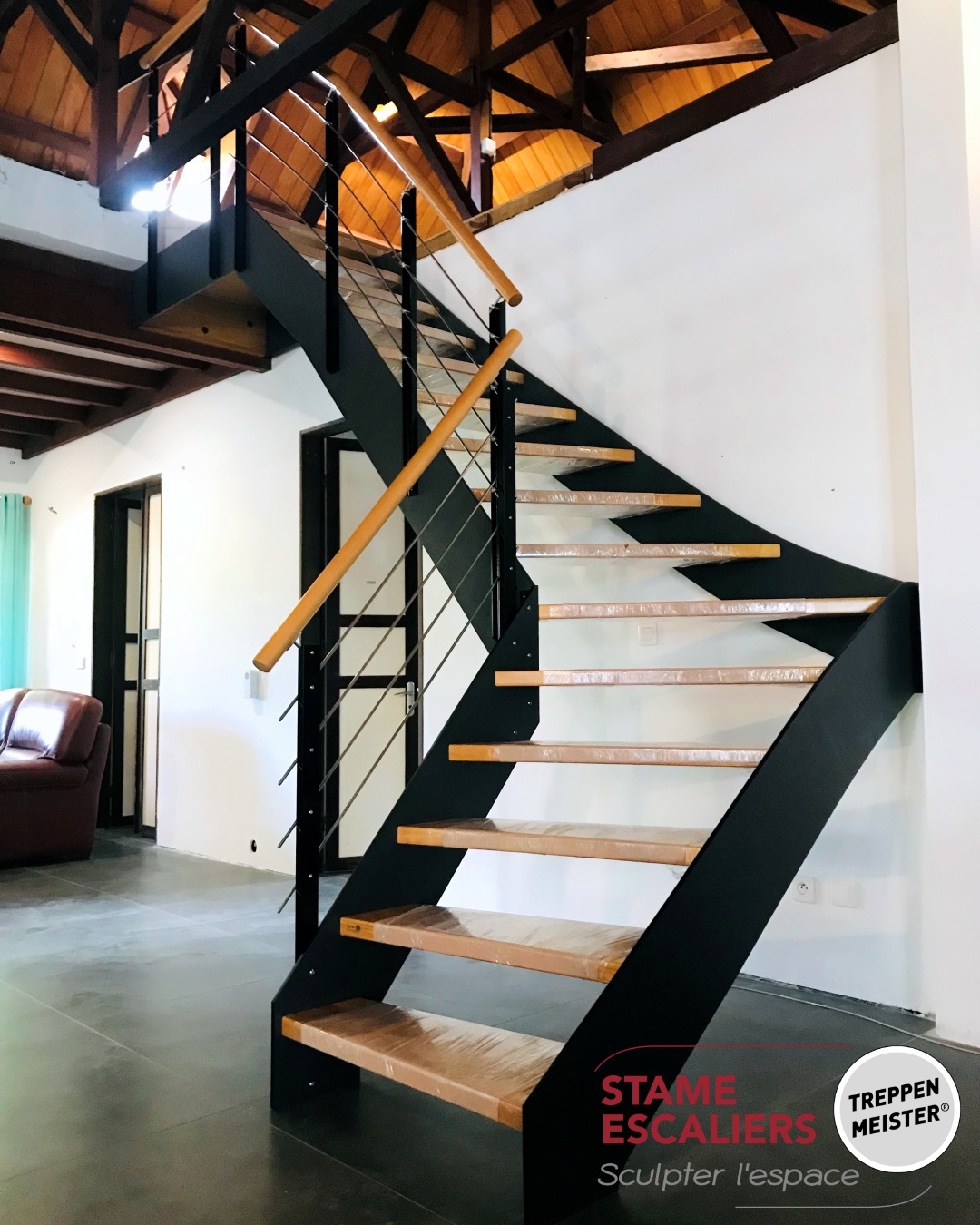 escalier suspendu bois sur-mesure LOFT