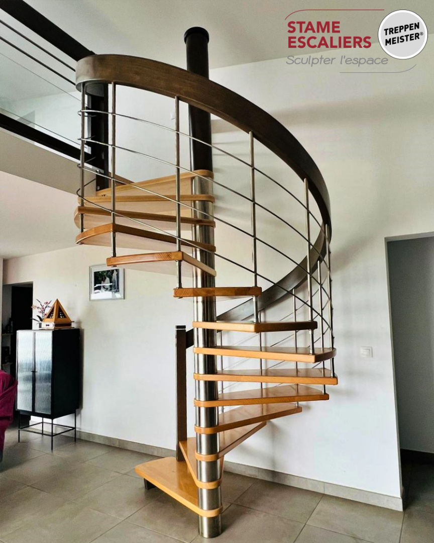 escalier suspendu hélicoïdal (en colimaçon) en bois et sur-mesure