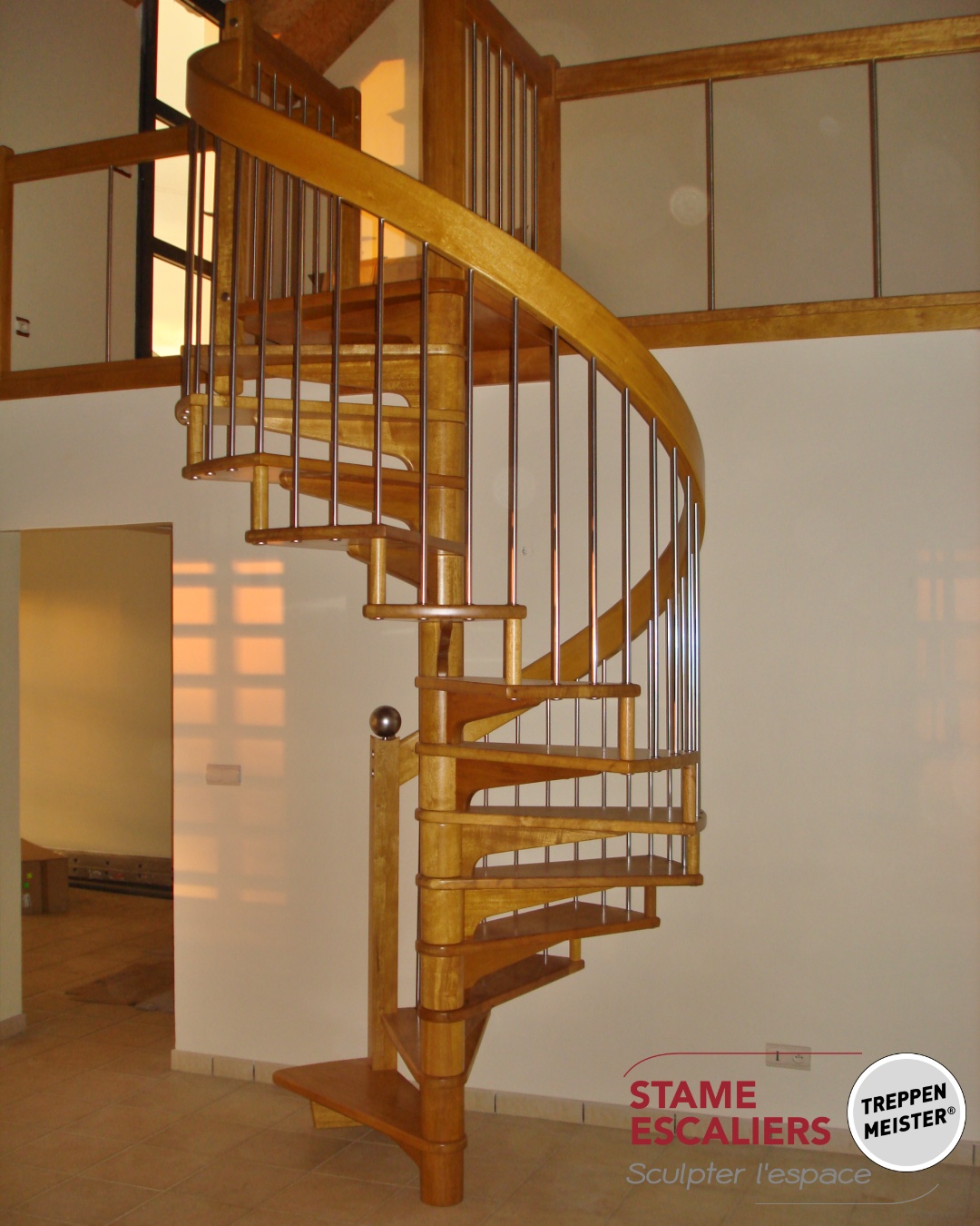 escalier suspendu hélicoïdal (en colimaçon) en bois et sur-mesure