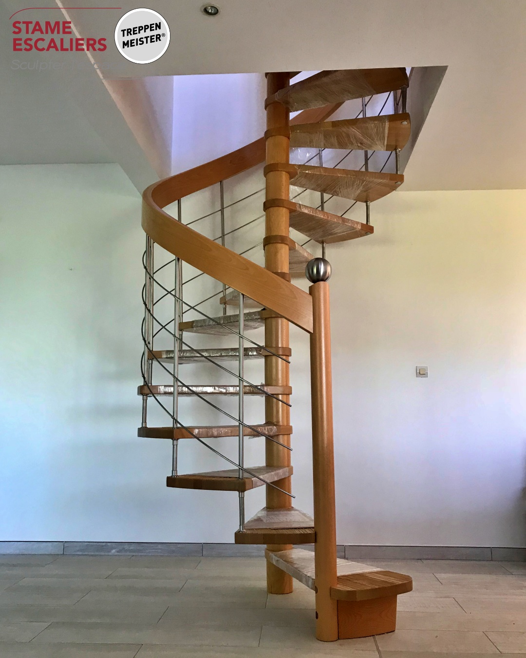 escalier suspendu hélicoïdal (en colimaçon) en bois et sur-mesure