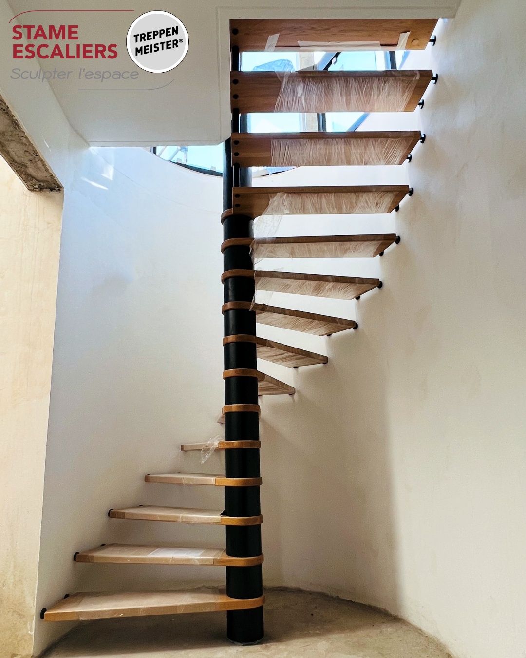 escalier suspendu hélicoïdal (en colimaçon) en bois et sur-mesure