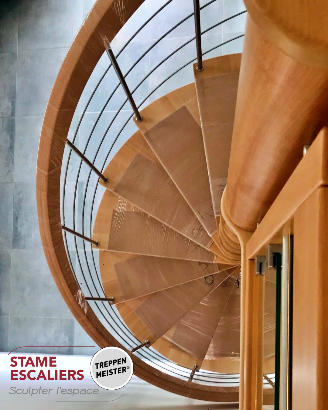 escalier suspendu hélicoïdal (en colimaçon) en bois et sur-mesure