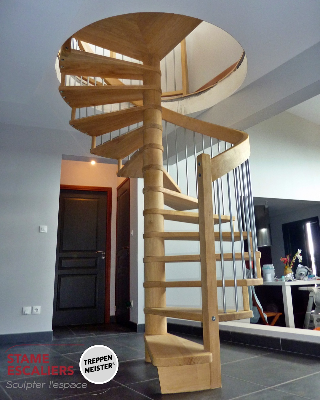escalier suspendu hélicoïdal (en colimaçon) en bois et sur-mesure