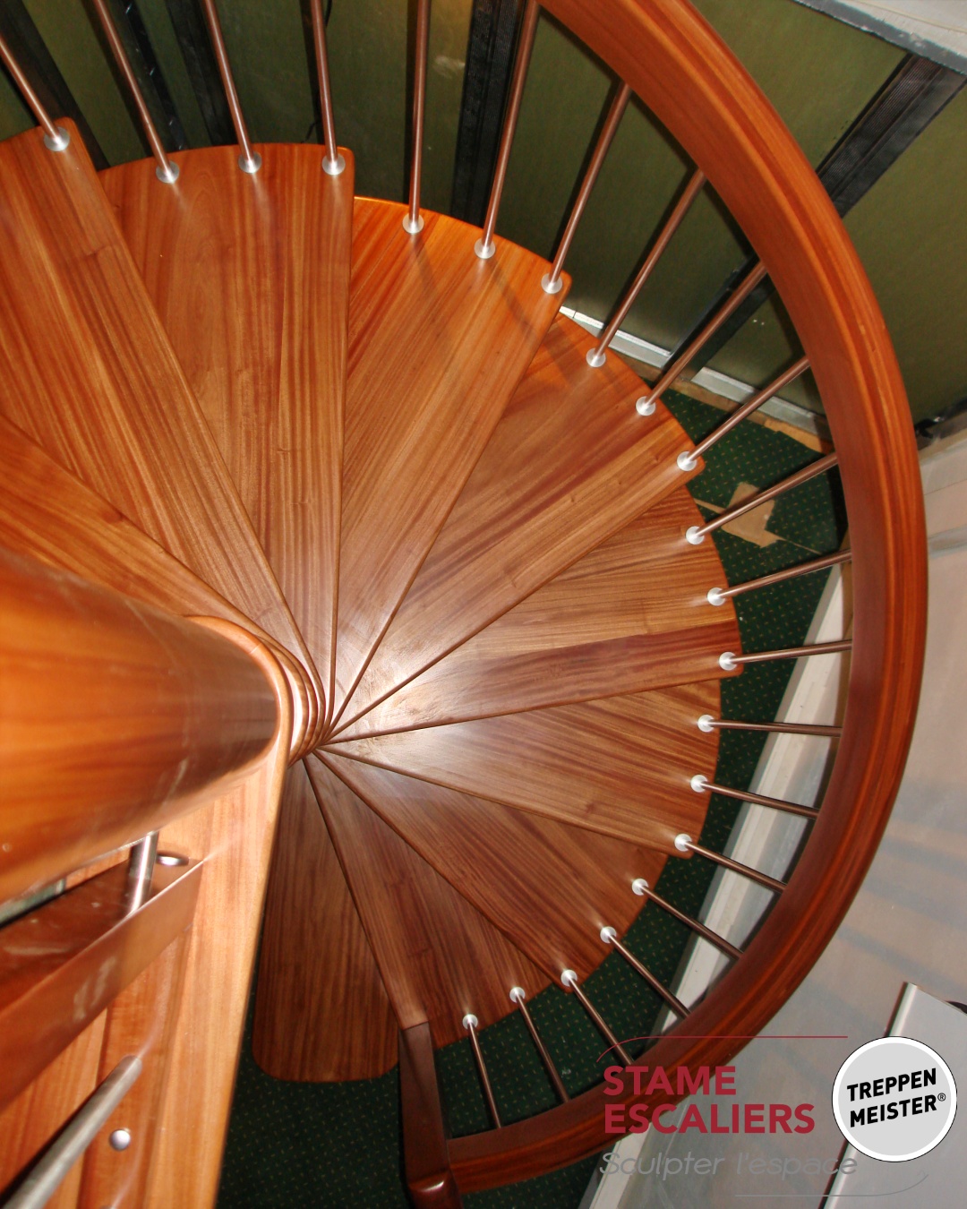 escalier suspendu hélicoïdal (en colimaçon) en bois et sur-mesure