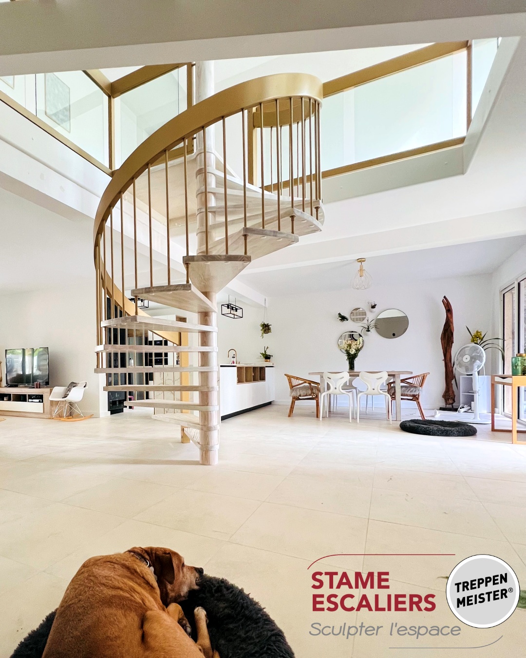 escalier suspendu hélicoïdal (en colimaçon) en bois et sur-mesure