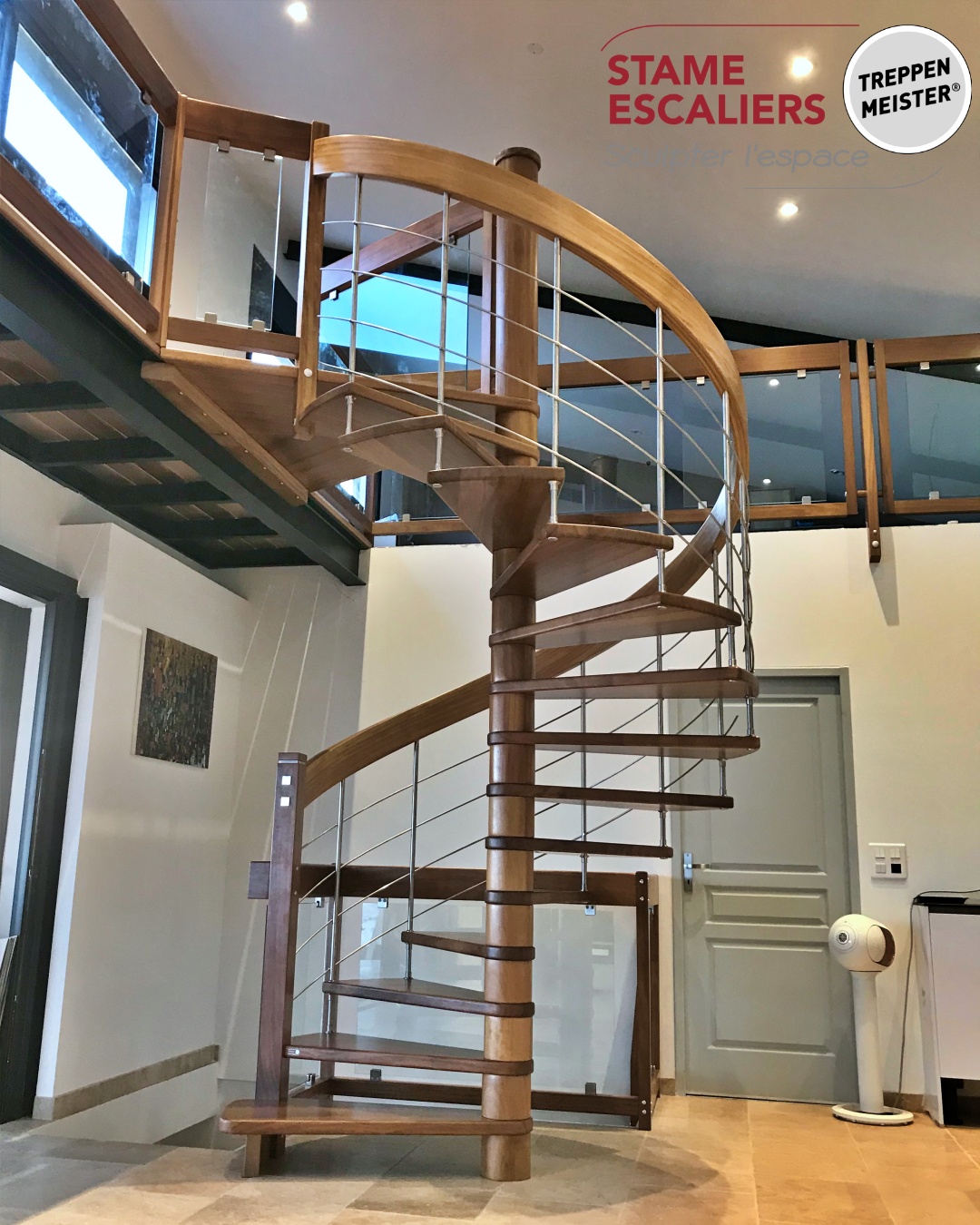 escalier suspendu hélicoïdal (en colimaçon) en bois et sur-mesure