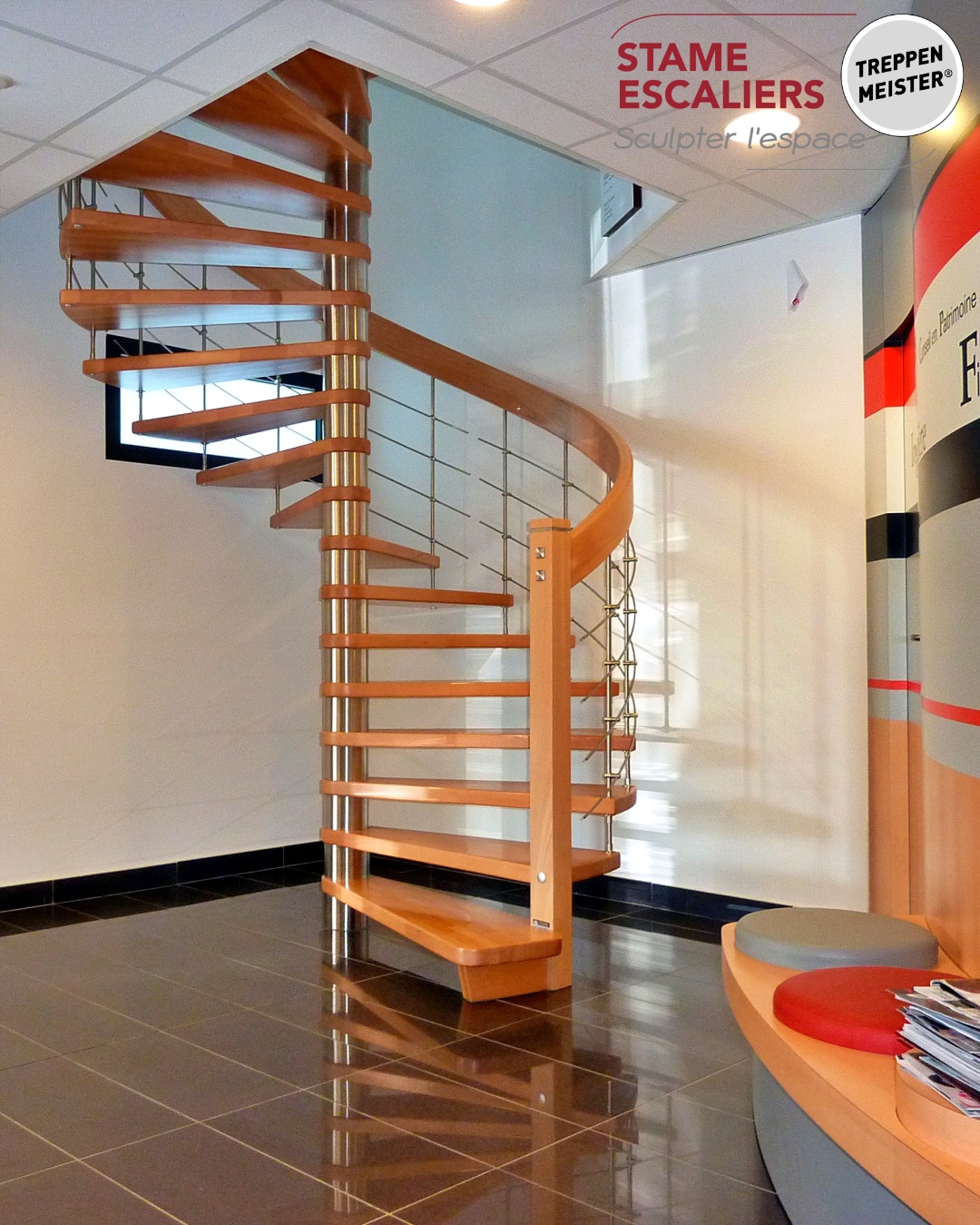 escalier suspendu hélicoïdal (en colimaçon) en bois et sur-mesure