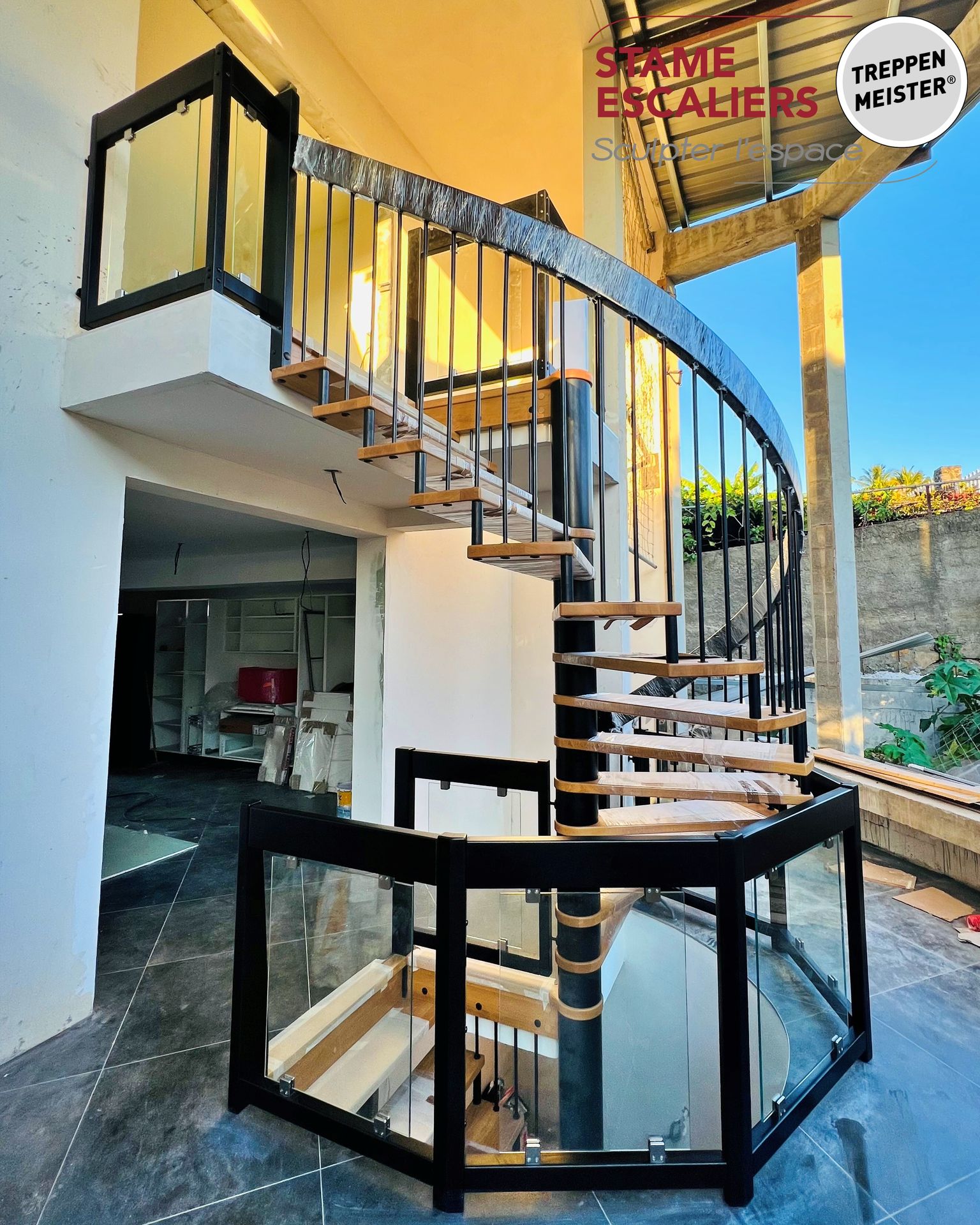 escalier suspendu hélicoïdal (en colimaçon) en bois et sur-mesure