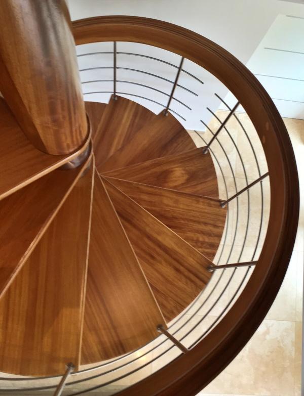 escalier suspendu hélicoïdal (en colimaçon) sen bois et sur-mesure