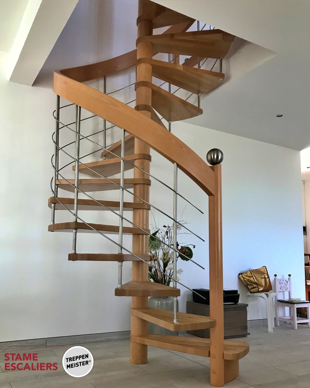 escalier suspendu hélicoïdal (en colimaçon) en bois et sur-mesure