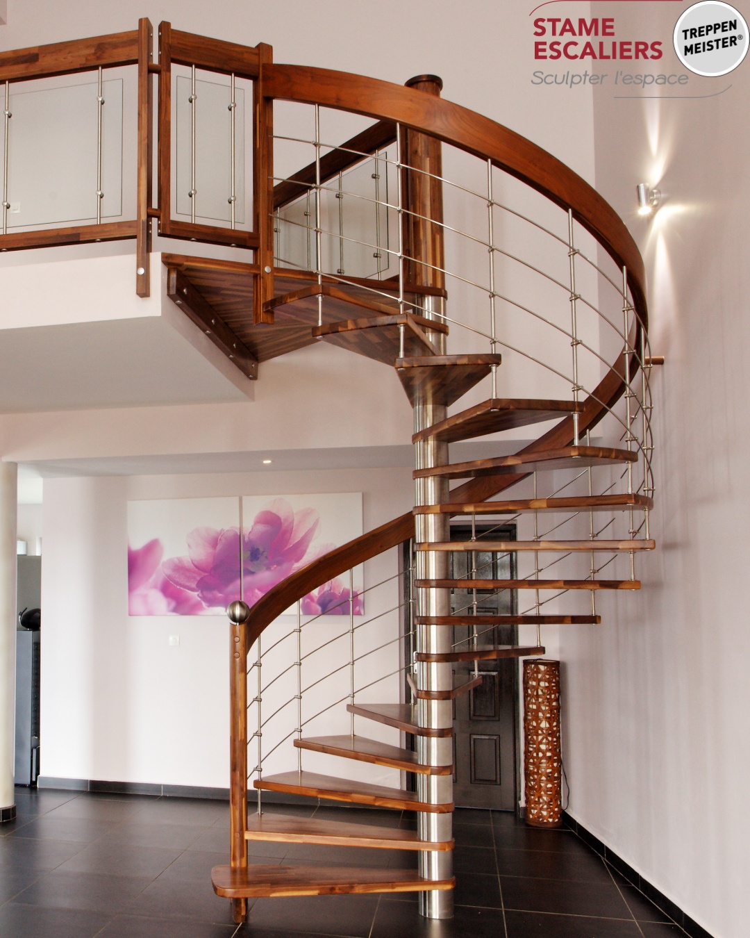 escalier suspendu hélicoïdal (en colimaçon) en bois et sur-mesure