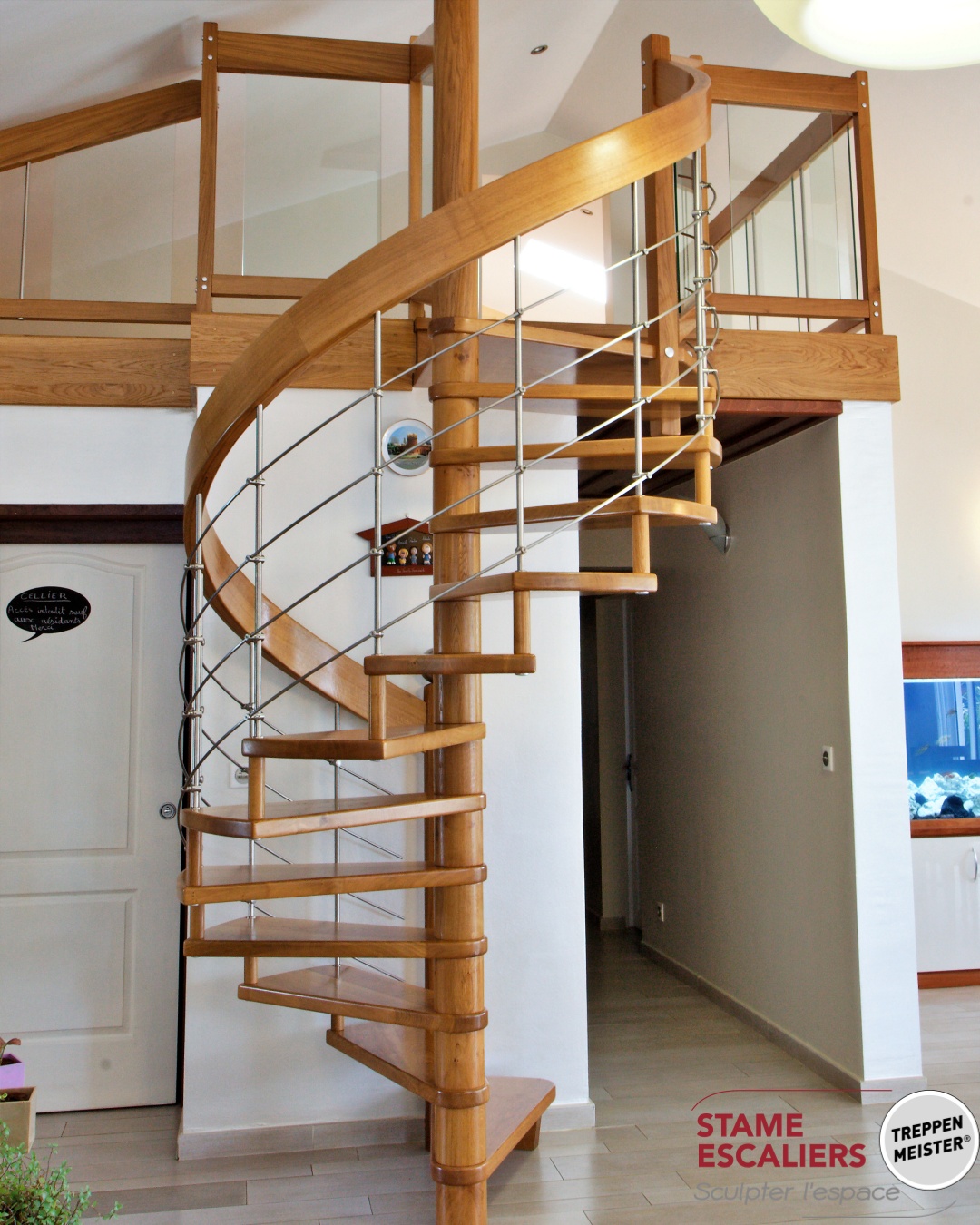 escalier suspendu hélicoïdal (en colimaçon) en bois et sur-mesure