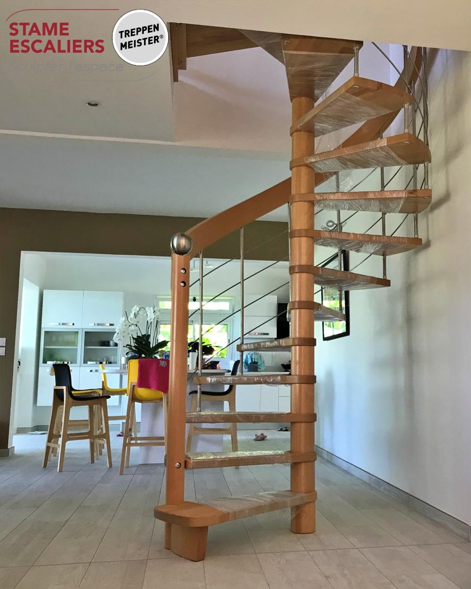escalier suspendu hélicoïdal (en colimaçon) en bois et sur-mesure