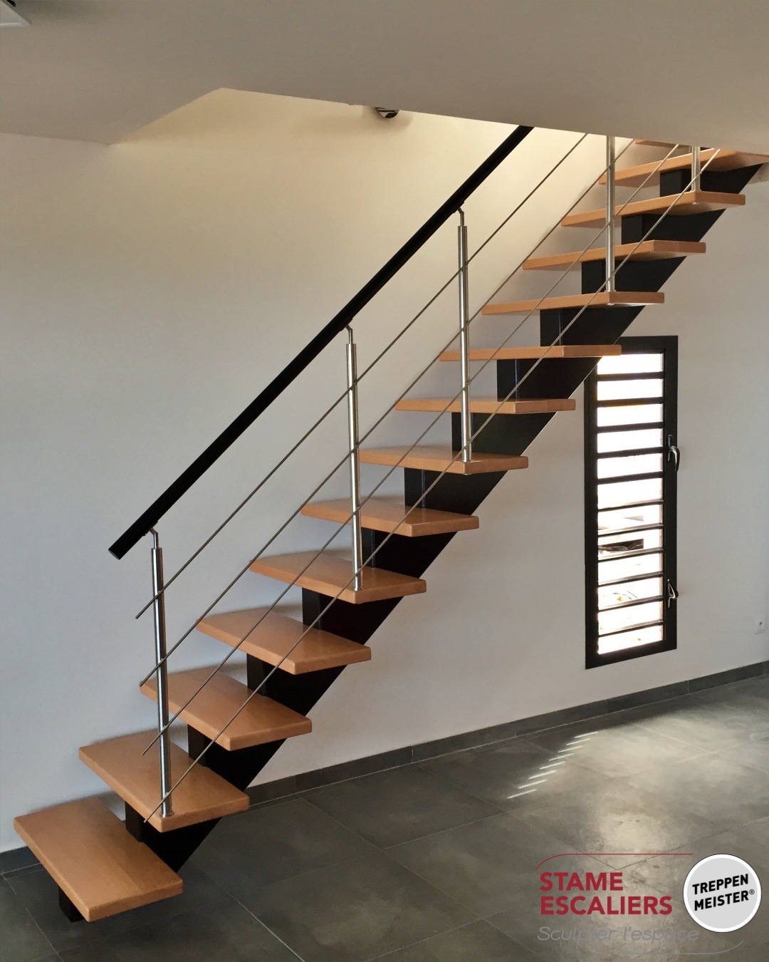 escalier à limon central, poutre en bois et sur-mesure