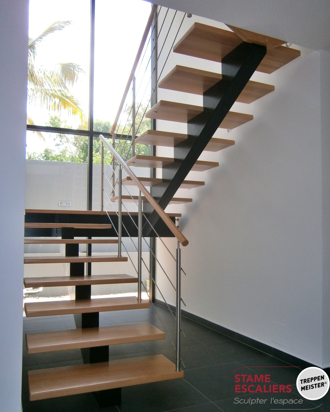 escalier à limon central, poutre en bois et sur-mesure