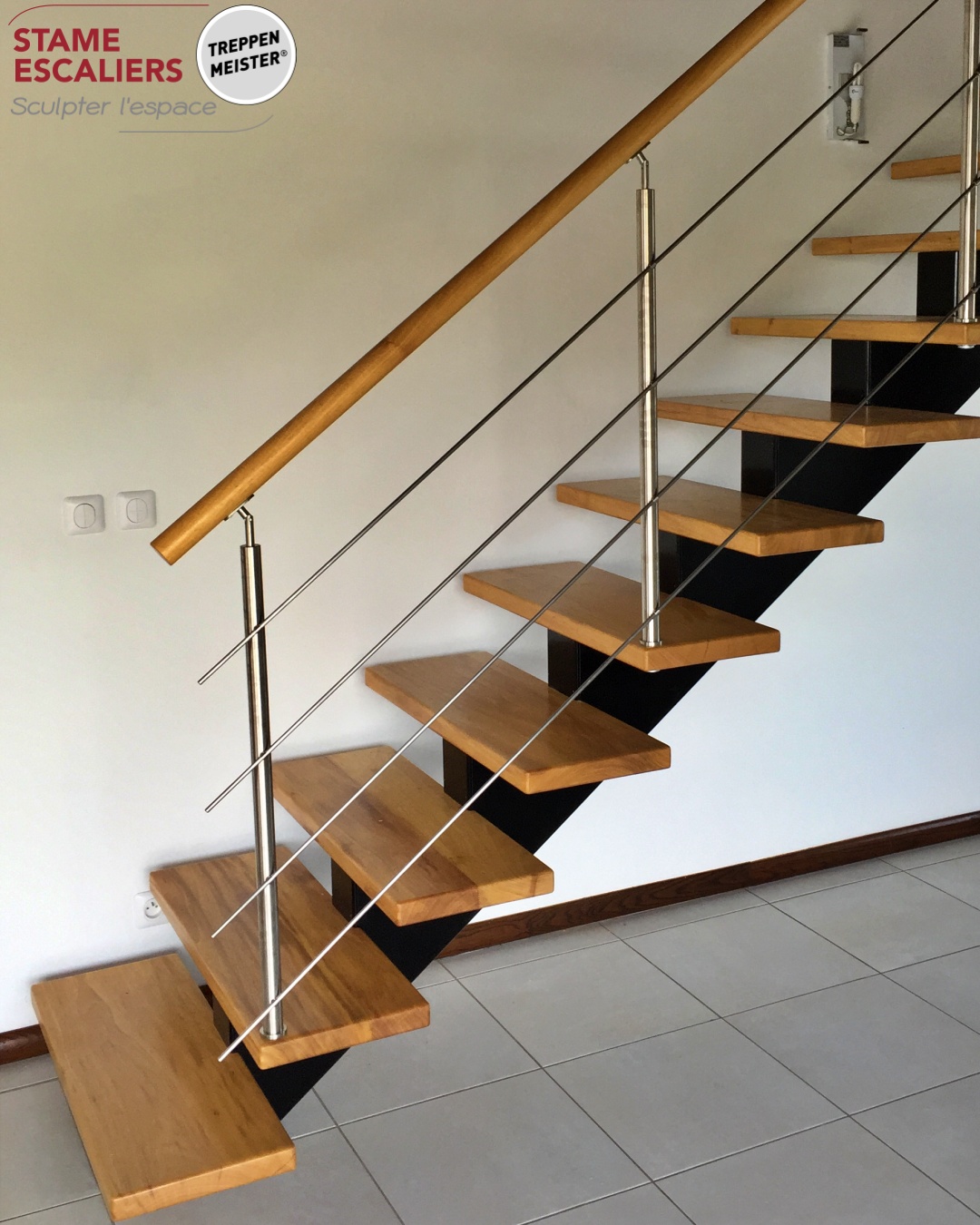 escalier à limon central, poutre en bois et sur-mesure
