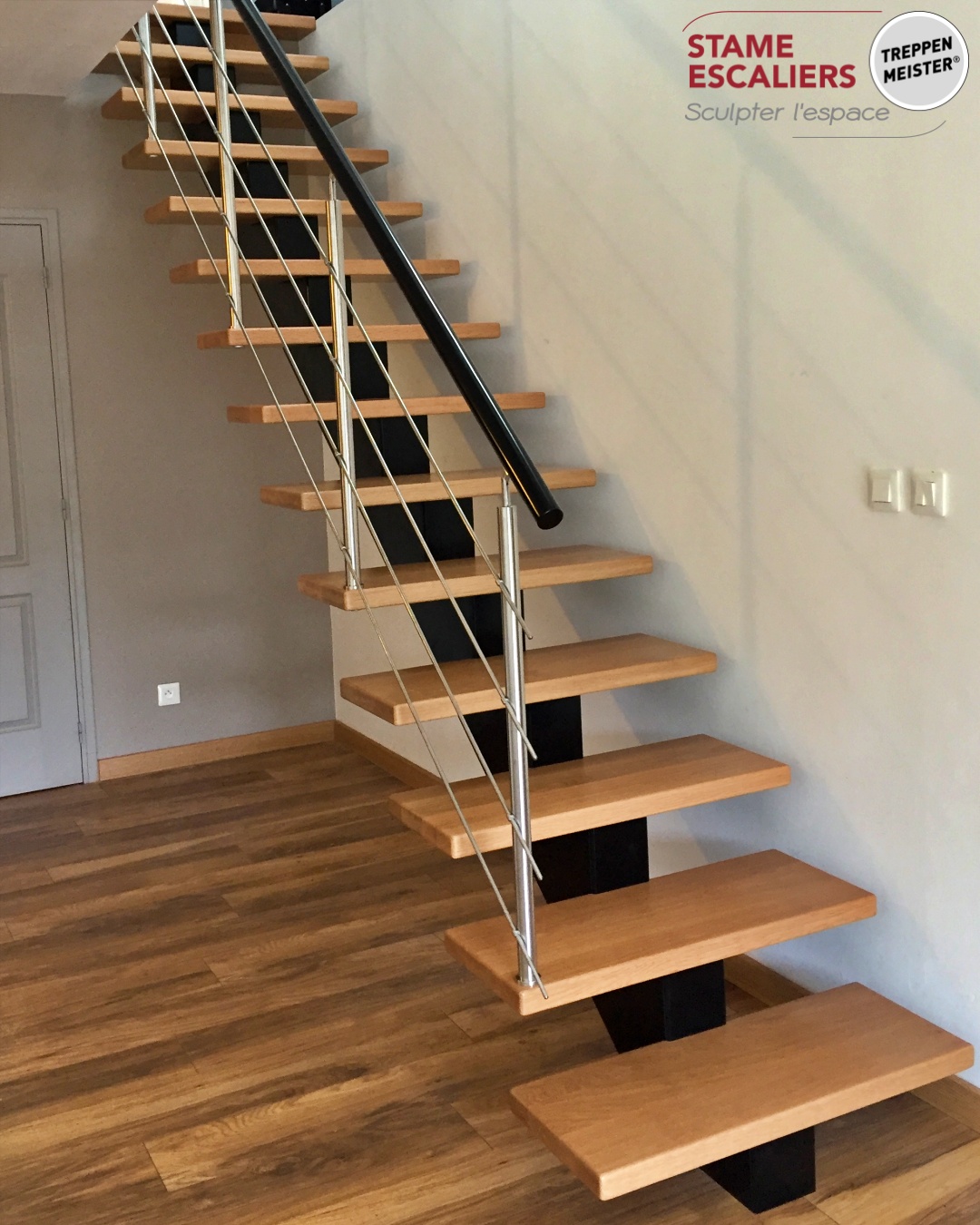 escalier à limon central, poutre en bois et sur-mesure