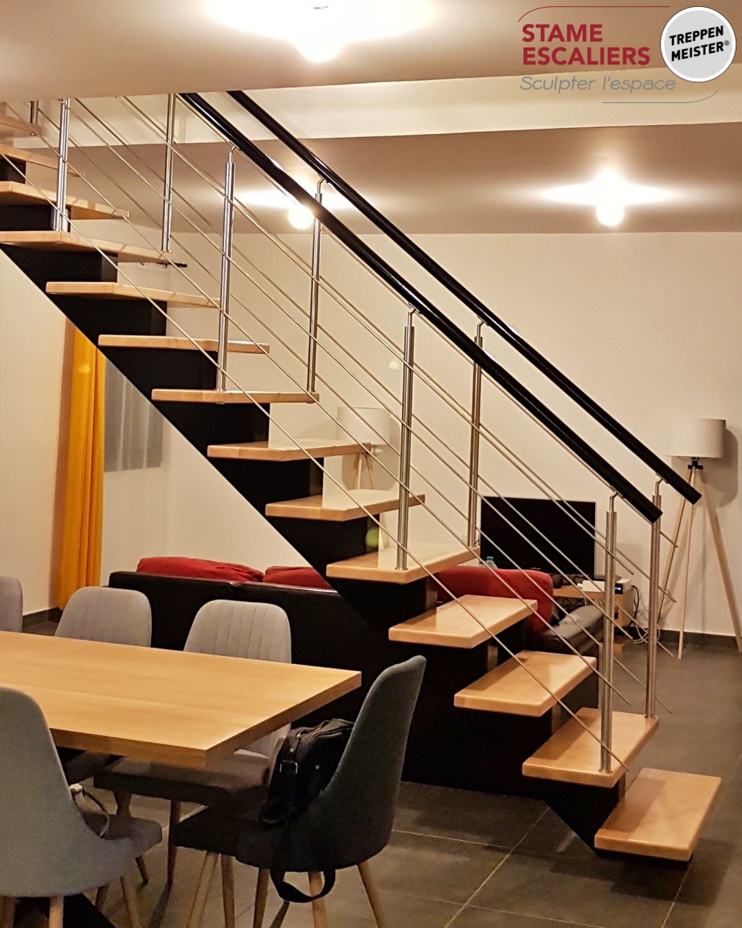 escalier à limon central, poutre en bois et sur-mesure