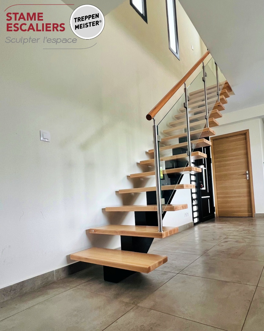 escalier à limon central, poutre en bois et sur-mesure