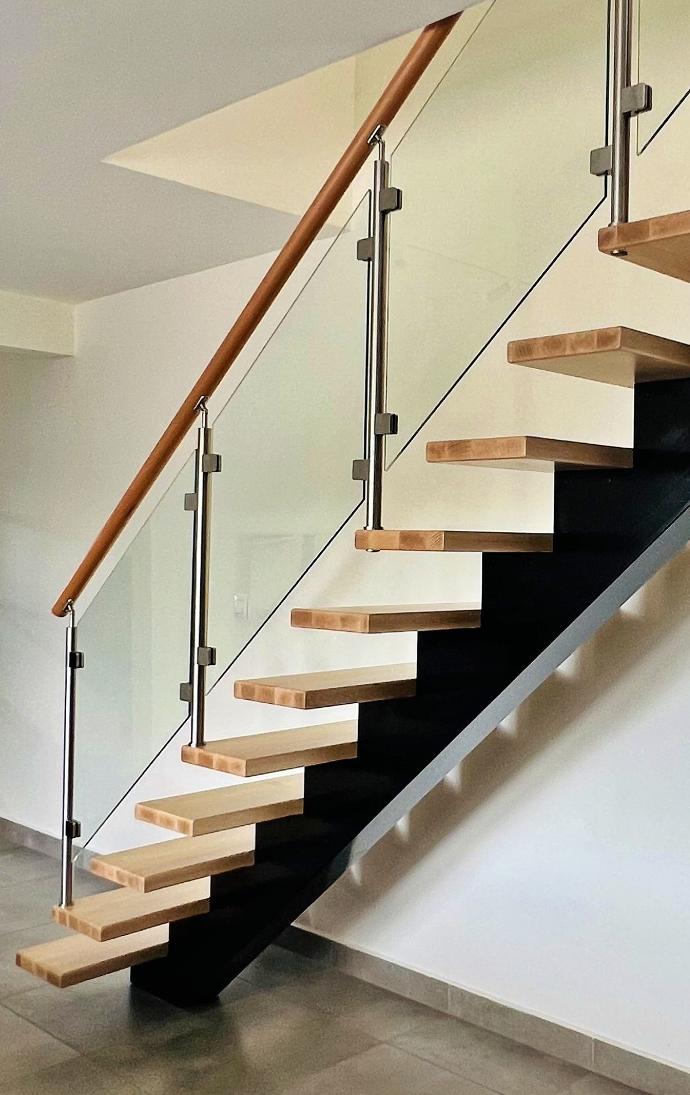 escalier à limon central, poutre en bois et sur-mesure