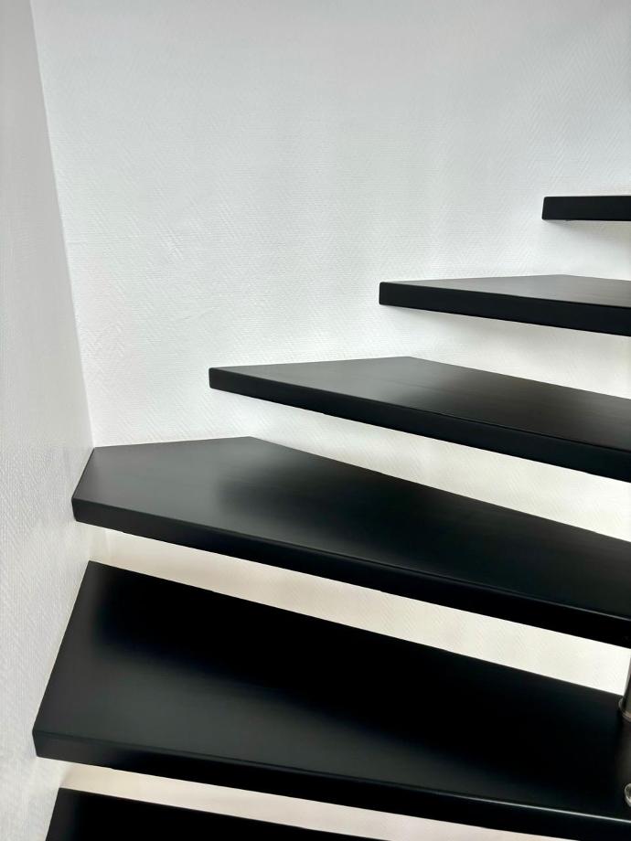 Marche fixée au mur par encrage chimique