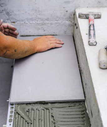 carrelage sur l'escalier béton