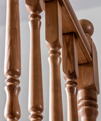 la rambarde ou garde-corps rampant de l'escalier béton