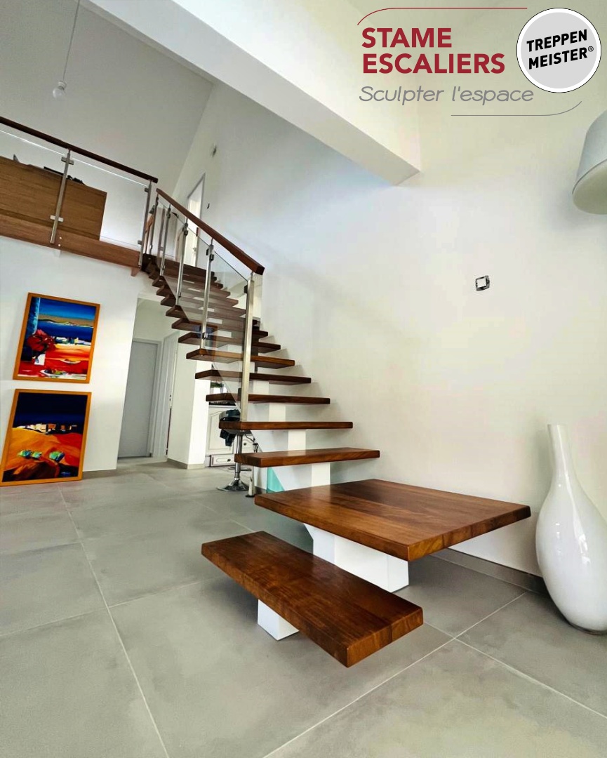 escalier à limon central, poutre en bois et sur-mesure